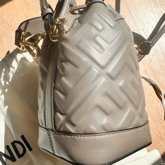 Fendi Mon Trésor leather bucket bag Dove Grey - Picture 6 of 12